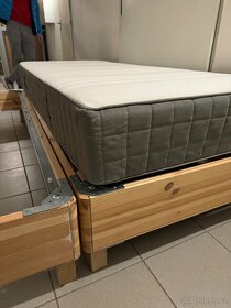 Dřevěné postele s vysokými matracemi - 3