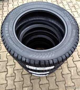 Nové zimní zátěžové pneumatiky Nokian 215/60R17C - 3