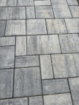 Prodám 7, 5 m2 dlažby. Výška 60 mm - 3