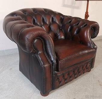 Kožené, Chesterfield křeslo. originál Centurion. - 3