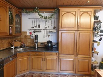 Krásná kuchyňská linka se spotřebiči - 3