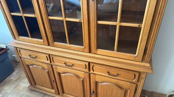 Masivní vitrína / příborník - 3