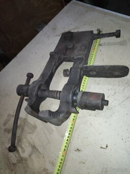 Větší kovářský svěrák - 3