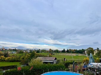 Stavební pozemek na Novém Hradci – klid, příroda a výhledy - 3