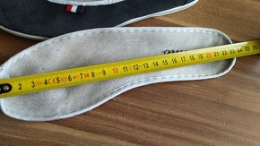 Černé cvičky s bílou podrážkou, vel. 37 - 3