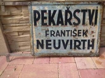 Staré plechové cedule a lavička - 3