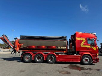 Scania R580 V8 8x4 nosič kontejneru s asfaltovým rozmetadlem - 3