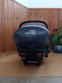 Britax Römer Baby-Safe 3 i-Size + isofix základna - 3