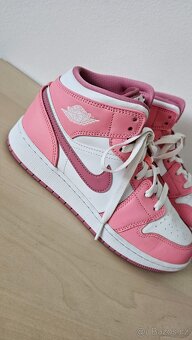 Nike Air Jordan 1 Mid Valentine's Day - 3