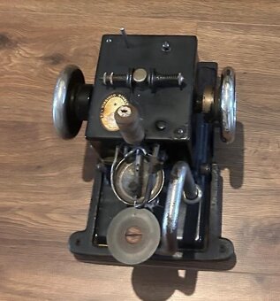 2ks šicích strojů. 1x kožešnický a 1x klasický - 3