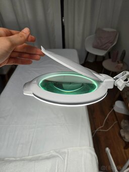 Bílá kosmetická lampa s lupou - 3