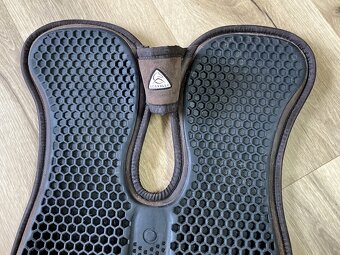 Tlumící dečka ACAVALLO Hexa gel s výkrojem na kohoutek, zesí - 3