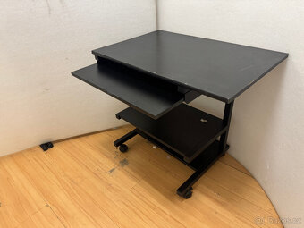 černý stolek na kolečkách - 3