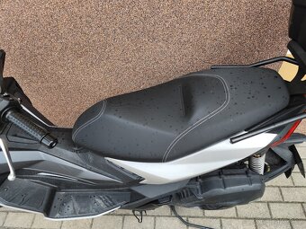 Prodám skútr Aprilia SR gt 125 11kw rok.2022 - 3