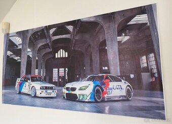 BMW plakát – E30 DTM vs M6 GT3 – Velký formát 140×70 cm - 3