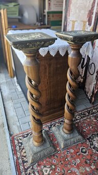 Nádherný dřevěný/mosazný bohatě zdobený sloup
- 3