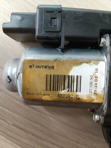 Motorek stahování oken Hyundai ix35 (ze dveří řidiče) - 3