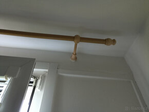 dřevěnné záclonové tyče + příslušenství - 3