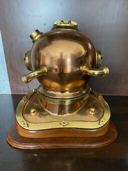 Potápěčská helma na stojanu - 3