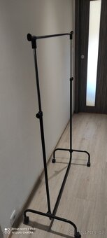 Věšák na kolečkách - 3
