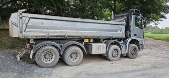 Mercedes Benz Arocs 8x4 třístranný sklápěč - 3