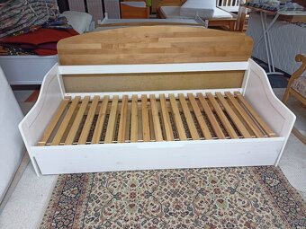 Prodám hezkou postel s výsuvným lůžkem za masivu 90 x 200 cm - 3