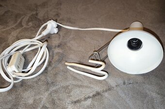 Stará retro designová lampička na poli. - 3