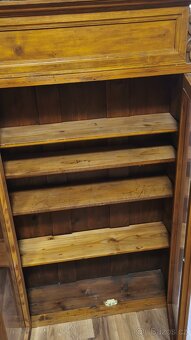 Starožitná dřevěná vitrína. - 3