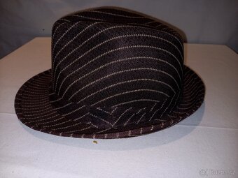 Divadelní klobouky. - 3