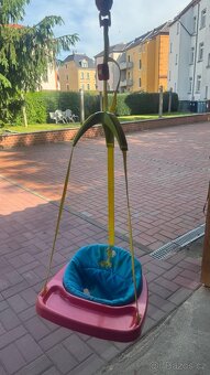 Dětská závěsná houpačka mezi dveře – na houpání i skákání - 3