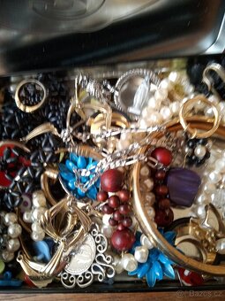 Krabička 40 dkg staré bižuterie - 3