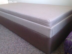 Hnědá čalouněná postel s úložným prostorem

 - 3