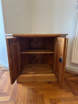 Masivní rohová skříňka - 3