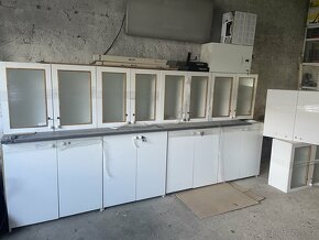 sestava spodnich a závěsných skříní s pracovní deskou - 3