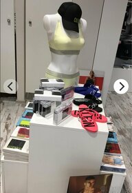 Nábytek z prodejny, bezpečnostní brána, reklamní stojan - 3