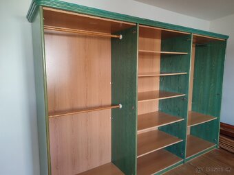 Velká zrcadlová šatní skříň - 3
