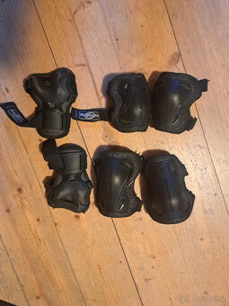 Dětský skateboard a chrániče - 3