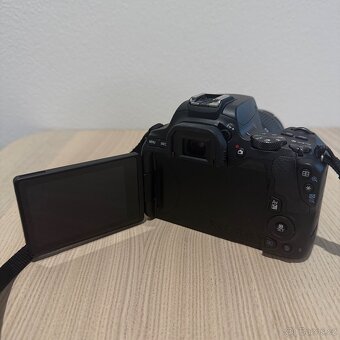 Canon EOS 250D + EF-S 18-55 III kit + brašna Vanguard - 3