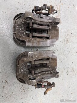 Zadní Brzdové třmeny Brembo VW Touareg - 3