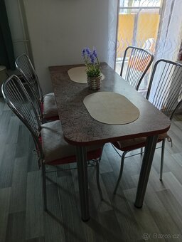 Kvalitní linka se stolem a židlemi - 3
