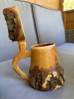 Dřevěný korbel s rytím - 3