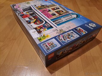 LEGO Creator 10260 Restaurace v centru města - 3