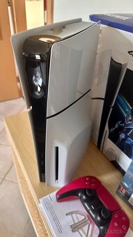 PS5 Slim 1TB s mechanikou, záruka, příslušenství, top stav - 3