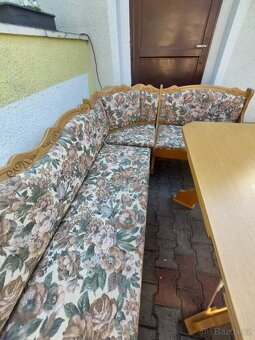 Rohova lavice vyřezavana stůl, 2 židle ,police - 3
