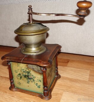 Starožitný mlýnek na kávu Leinbrock’s Patent – květinový - 3