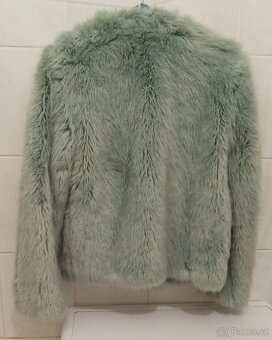 Chlupatá dámská bunda značky Bershka - 3