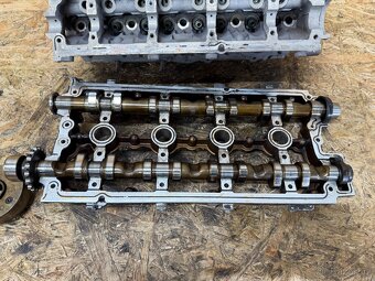 HLAVA MOTORU 2.0 FSI 06D103373AM - 3