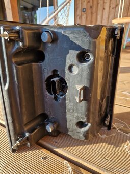 Prodam prave zadne svetlo na LR range rover l322 - 3