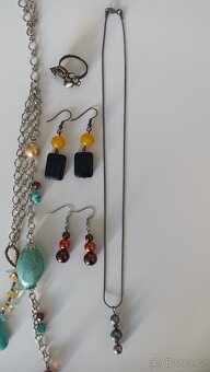 MIX šperky - náhrdelníky, dětské náramky, náušnice, prsten - 3