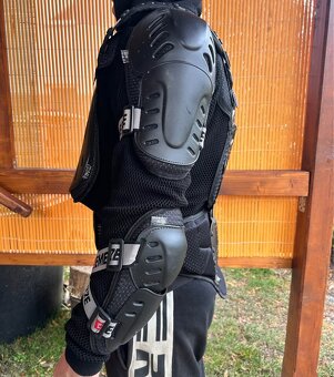 Chránič těla Emerze EM7 černý-velikost S - 3